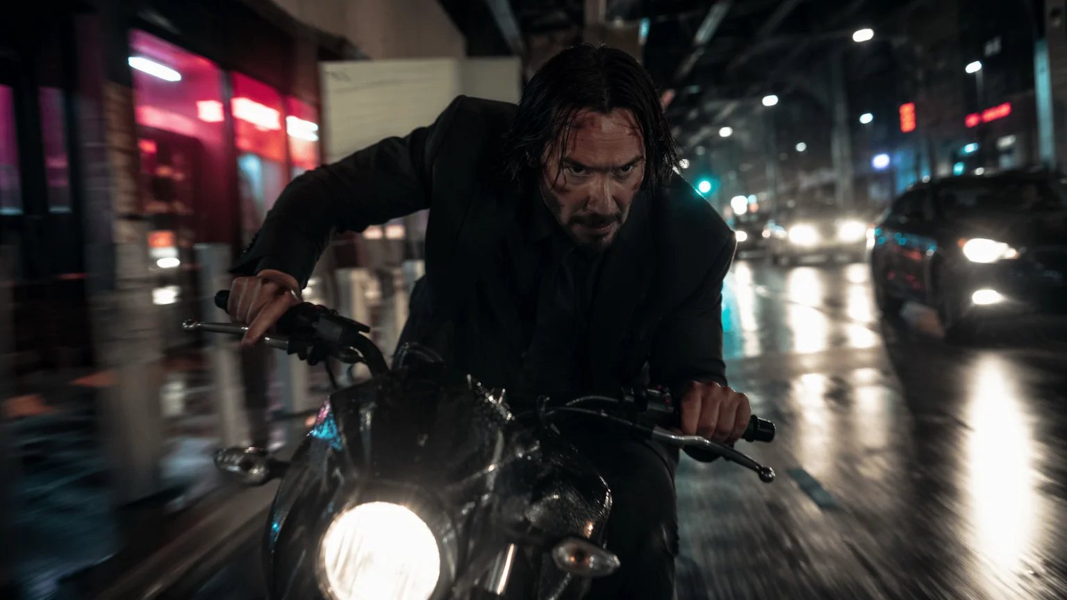 映画的なブラーを持つダイナミックなモーションを示すAI生成アクションシーケンス動画ショット